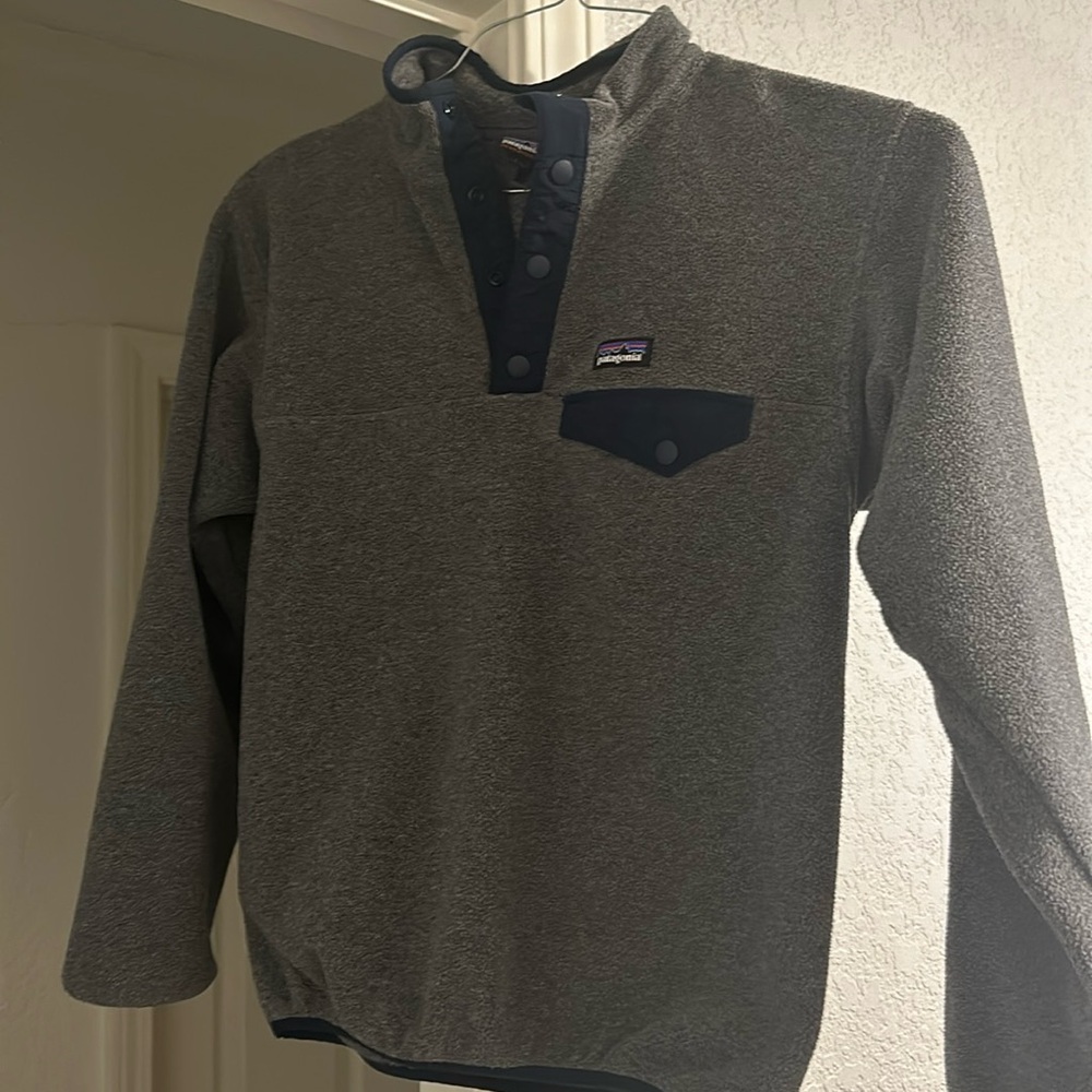 Patagonia boys size large. Worn twice. Perfect condition